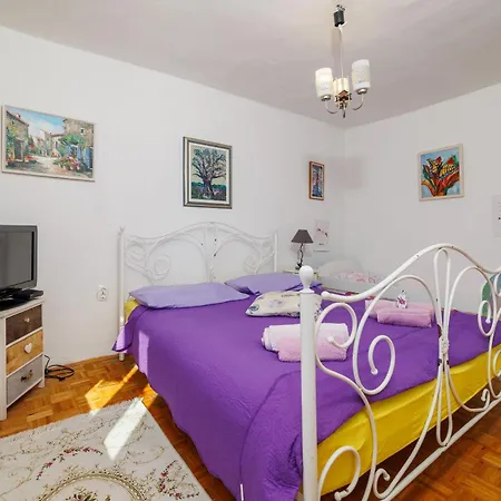 Apartament House Maya